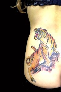 虎のワンポイントの刺青、和彫り(Japanese Tattoo)画像