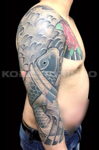 登り鯉と牡丹散らしの刺青、和彫り(Japanese Tattoo)画像