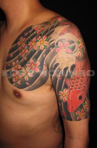 下り鯉と桜花散らしの刺青、和彫り(Japanese Tattoo)画像