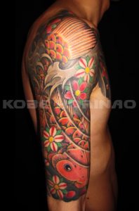下り鯉と桜花散らしの刺青、和彫り(Japanese Tattoo)画像