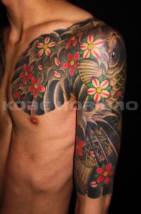 登り鯉と桜花散らしの刺青、和彫り(Japanese Tattoo)画像