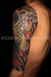 登り鯉と桜花散らしの刺青、和彫り(Japanese Tattoo)画像