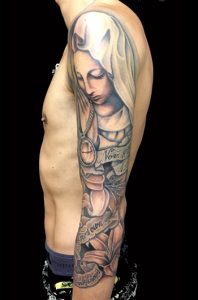 聖母マリア・懐中時計・クロス・百合・レタリング (ブラック&グレー)のTattoo(タトゥー)、洋彫り画像