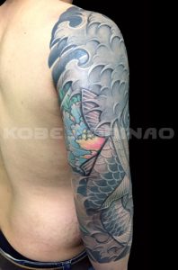 登り鯉と牡丹散らしの刺青、和彫り(Japanese Tattoo)画像