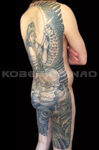 勢至菩薩、正面龍、登り鯉、墨仕上げ、額彫りの刺青、和彫り(Japanese Tattoo)画像