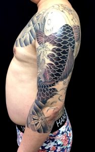 登り鯉と紅葉散らしの刺青、和彫り(Japanese Tattoo)画像