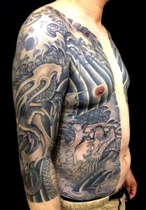 龍・胸割り七分袖の刺青、和彫り(Japanese Tattoo)画像