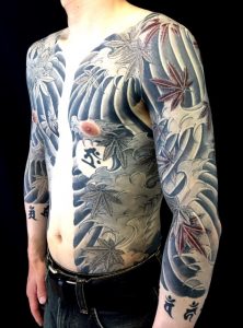 紅葉散しと波しぶきの刺青、和彫り(Japanese Tattoo)画像