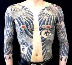 紅葉散しと波しぶきの刺青、和彫り(Japanese Tattoo)画像