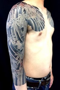 紅葉散らしと波しぶきの刺青、和彫り(Japanese Tattoo)画像