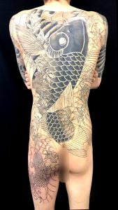 登り鯉と紅葉散らし※背中一面のカバーアップの刺青、和彫り(Japanese Tattoo)画像