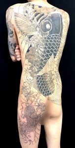 登り鯉と紅葉散らし※背中一面のカバーアップの刺青、和彫り(Japanese Tattoo)画像