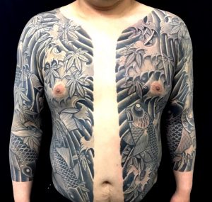 鯉群と紅葉散らしの胸割りの刺青、和彫り(Japanese Tattoo)の画像