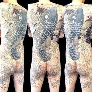 登り鯉・下り鯉・金魚 ※背中一面のカバーアップの刺青、和彫り(Japanese Tattoo)の画像。