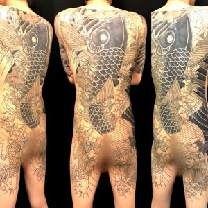 登り鯉・下り鯉・金魚 ※背中一面のカバーアップの刺青、和彫り(Japanese Tattoo)画像