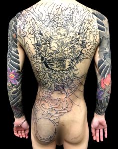 正面龍と菊散し ※カバーアップの刺青、和彫り(Japanese Tattoo)画像