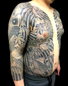 鯉群と紅葉散らしの刺青、和彫り(Japanese Tattoo)画像