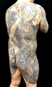 登り鯉・出目金・紅葉散しの刺青、和彫り(Japanese Tattoo)画像