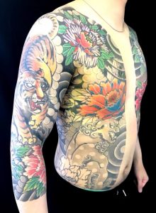 胸割り七分袖 (虎・唐獅子・牡丹)の刺青、和彫り(Japanese Tattoo)画像