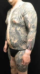 鯉群・紅葉散らし・波しぶきの刺青、和彫り(Japanese Tattoo)画像