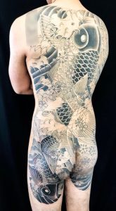 登り鯉と桜散らしの刺青、和彫り(Japanese Tattoo)の画像です。