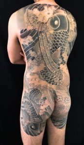 登り鯉と下り鯉・桜散らしの刺青、和彫り(Japanese Tattoo)の画像です。