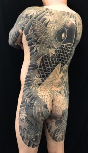 登り鯉・鯉群・紅葉散らしの刺青、和彫り(Japanese Tattoo)の画像です。