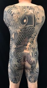 登り鯉・鯉群・紅葉の刺青、和彫り(Japanese Tattoo)の画像です。