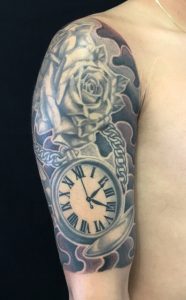 薔薇と懐中時計のTattoo(タトゥー)、洋彫りの画像です。