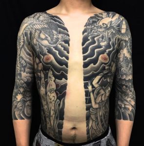 胸割り七分袖・龍・鳳凰・飛天・牡丹の刺青、和彫り(Japanese Tattoo)の画像です。