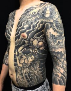 胸割り七分袖・龍・飛天・牡丹の刺青、和彫り(Japanese Tattoo)の画像です。
