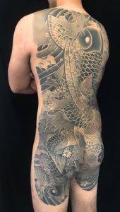 登り鯉&下り鯉&桜花の刺青、和彫り(Japanese Tattoo)の画像です。