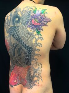 夫婦鯉と牡丹 ※カバーアップの刺青、和彫り(Japanese Tattoo)の画像です。