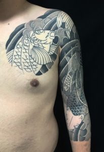 鯉群と金魚の刺青、和彫り(Japanese Tattoo)の画像です。