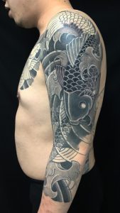 鯉群と金魚の刺青、和彫り(Japanese Tattoo)の画像です。