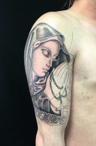 聖母マリア&レタリングのTattoo(タトゥー)、洋彫りの画像です。