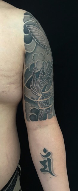 登り鯉と金魚と梵字の刺青、和彫り(Japanese Tattoo)の画像です。