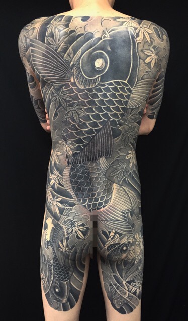 登り鯉と紅葉散らし※背中一面のカバーアップの刺青、和彫り(Japanese Tattoo)の画像です。