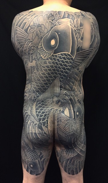 登り鯉・鯉群・紅葉散らしの刺青、和彫り(Japanese Tattoo)の画像です。