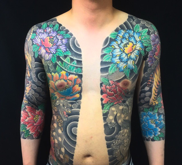 胸割り七分袖(唐獅子牡丹・虎)の刺青、和彫り(Japanese Tattoo)の画像