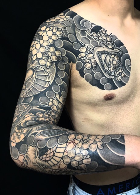 蛇・花水木・控え長袖の刺青、和彫り(Japanese Tattoo)の画像
