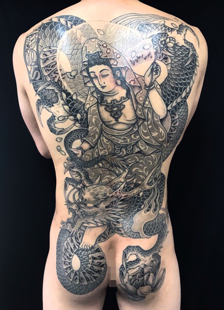 騎龍観世音菩薩・桜花弁の刺青、和彫り(Japanese Tattoo)の画像