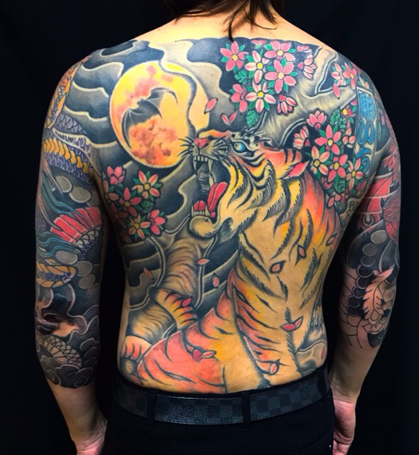 虎・満月・コウモリ・桜花の刺青、和彫り(Japanese Tattoo・タトゥー)の画像