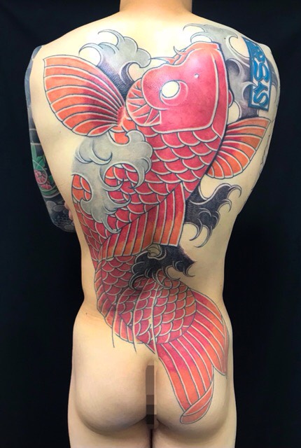 緋鯉・波しぶきの刺青、和彫り(Japanese Tattoo・タトゥー)の画像