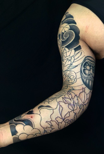 唐獅子牡丹・達磨(隠し彫り)の刺青、和彫り(Japanese Tattoo・タトゥー)の画像