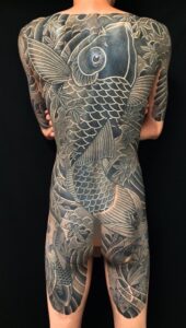 登り鯉・下り鯉・紅葉散らし・金魚・カバーアップの刺青、和彫り(Japanese Tattoo・タトゥー)の画像