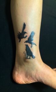 鳥のシルエットのワンポイントTattoo(タトゥー)の画像