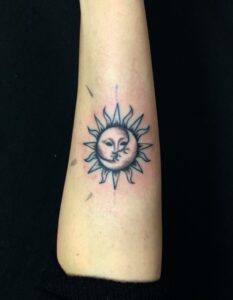 太陽と月のワンポイントTattoo(タトゥー)の画像