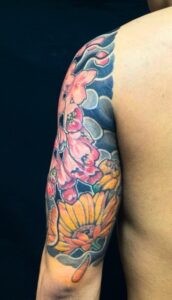薔薇・寒緋桜・金盞花・五分袖の刺青、和彫り(Japanese Tattoo)画像です。