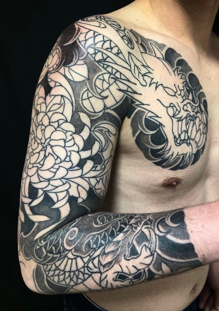 龍・菊散らし・七分袖の刺青、和彫り(Japanese Tattoo・タトゥー)の画像